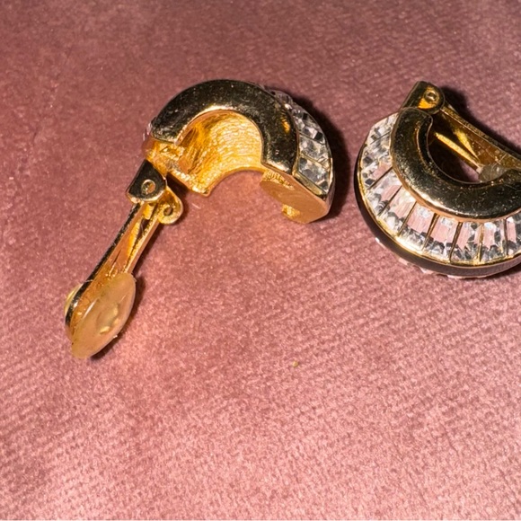 1980's CHRISTIAN DIOR CLEAR BAGUETTE RHINESTONE GOLD PLATED CLIP EARRINGS - Picture 5 of 5